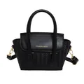 Bolso de mano negro con textura trenzada, letras doradas y correa de hombro ajustable - Negro