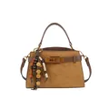 Braune Retro-Handtasche aus Wildleder mit Tragegriff und dekorativem Perlenanhänger - Mit Holzperlen-Anhänger / Braun