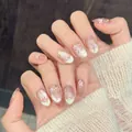 Handgemachte Kirschblüten-Kunstnägel mit Cat-Eye-Effekt und weißen French-Spitzen - Extra Klein (XS) / Kurz Oval