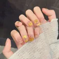 Faux ongles courts et ronds peints à la main avec motif pomme et feuille d'or - XS / Pomme Jaune Nœud