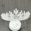 Barocke silberne Brautkrone mit weißen Perlen und Kristallen auf einer Keramikbasis - Silber