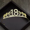 Détail d'un diadème doré pour 18e anniversaire avec strass blancs dans un coffret noir - Or 18 Ans