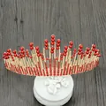 Eleganter goldener Brautkronen-Haarschmuck mit roten Perlen und glänzenden Strasssteinen - Rot