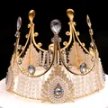 Corona barocca dorata con cristalli a goccia e perle su sfondo nero profondo - Stile Regina in Pizzo Grande
