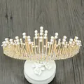 Tiara barroca dorada con perlas blancas y pedrería sobre fondo de madera rústica - Dorado