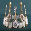 Eleganter goldener Brautkronen-Haarschmuck mit weißen Kristallen auf dunkelgrünem Stoff - Aufrechte Königin Schnallenversion