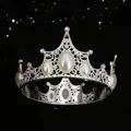 Élégante couronne vintage en argent avec perles et strass colorés sur fond noir - Grand / Argent