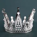 Elegante corona d'argento con perle bianche e cristalli su sfondo verde scuro - Plastica / Orecchie di Coniglio / Argento
