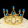 Détail de la couronne dorée ornée de sept grandes perles bleues et de strass brillants - Or + Bleu Aqua