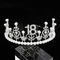 Détail de couronne argentée avec chiffre 18 sertie de strass et perles blanches - 18 Ans / Argent
