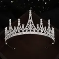Dettaglio di una corona da sposa in argento con strass scintillanti e cristalli a goccia - Argento (HG-101)