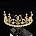 Corona dorata 30° compleanno con strass e perle bianche su uno sfondo nero - 30 Anni / Oro