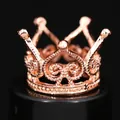 Nahaufnahme einer roségoldenen Mini-Krone mit Herzmuster und feiner Metallstruktur - Hohle Krone (HG-104) / Roségold