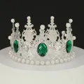 Elegantes silbernes Diadem mit grünen Edelsteinen und Perlen auf weißem Sockel - Silber & Grün