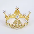 Dettaglio della corona barocca dorata con motivi floreali in metallo e perle bianche lucide - Oro