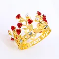 Dettaglio macro corona dorata con rose rosse, perle e base con cuori traforati - Oro e Perla Bianca con Rosa Rossa