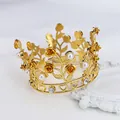 Dettaglio corona floreale dorata con perle, cristalli e base con intagli a cuore - Oro e Rosa Dorata