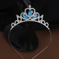 Détail d'un serre-tête couronne de princesse argentée avec gemmes bleues et strass - Argent et Bleu Lac
