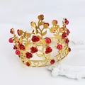 Primo piano della corona dorata con rose rosse e motivo a forma di cuore traforato - Oro e Perla Rossa con Rosa Rossa