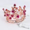 Elegante corona in oro rosa con rose viola, perle e strass su sfondo bianco e cornice - Oro Rosa e Rosa Magenta
