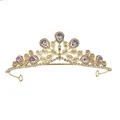 Detailopname van paarse edelstenen en witte strassteentjes op een gouden tiara - Goud + Paars