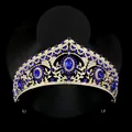 Nahaufnahme der goldenen Barockkrone mit blauen Saphiren und funkelnden Kristallen - Goldton + Königsblau