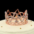 Corona decorativa oro rosa con strass su torta alla panna con perle e dettagli dorati - Oro rosa