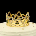 Dettaglio macro della corona dorata per torta con strass bianchi e gemme verdi brillanti - Oro Zircone Verde