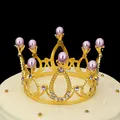 Couronne dorée pour gâteau avec perles roses et cristaux violets sur glaçage blanc - Or + Violet