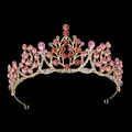 Detailansicht der goldenen Hochzeitskrone mit rosa Strasssteinen und floralen Mustern - Gold mit Rosa