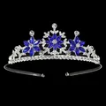 Tiara de princesa con copo de nieve y cristales azul oscuro sobre fondo negro puro - Hg-243 Plata + Azul Real