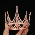 Elegante Tiara-Krone in Roségold mit weißen Strasssteinen auf schwarzem Hintergrund - Roségold