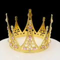 Goldene Krone mit rosa Strasssteinen und filigranem Design für Geburtstage und Partys - Rosa