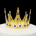 Couronne baroque dorée ornée de strass bleu foncé sur un socle blanc élégant - Bleu saphir