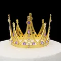 Couronne baroque dorée avec cristaux violets et strass scintillants sur un socle blanc - Violet