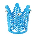 Dettaglio del fermaglio corona blu con design traforato e strass lucidi applicati - Blu lago