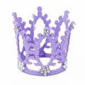 Dettaglio corona per torta viola con fiori in cristallo e motivi a vite traforati - Viola