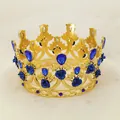 Nahaufnahme der goldenen Krone mit blauen Rosen, Edelsteinen und Herz-Ausschnitten - Gold mit Königsblau Blume (HG-033)