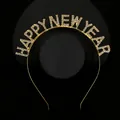 Dettaglio delle scritte Happy New Year con strass luccicanti su un cerchietto in metallo oro - Oro