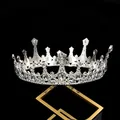 Nahaufnahme einer silbernen Barockkrone mit glitzernden Straßsteinen auf dunklem Grund - Silber