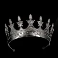 Dettaglio corona argento antico con rilievi gotici e motivi traforati complessi - Argento antico