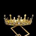 Nahaufnahme der goldenen Brautkrone mit funkelnden Kristallen und Barockmustern - Gold+Weiß