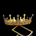 Detail der goldenen Kristallkrone mit rosa ovalen Steinen und weißen Strasssteinen auf Schwarz - Gold + Rosa
