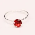Anello minimalista placcato in argento con una brillante pietra preziosa rossa rotonda - Rosso / Argento