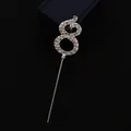 Topper per torta numero 8 in metallo argento con cristalli su sfondo nero elegante - Numero 8 / Argento