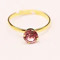 Anello dorato regolabile con una scintillante pietra preziosa rosa sfaccettata - Anello da Donna Zirconia Rosa / Oro