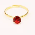Anello nuziale regolabile placcato oro con una classica gemma rossa tonda solitaria - Rosso / Oro