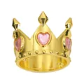 Makroaufnahme Goldener Kronenring mit drei rosa Herz-Edelsteinen und geprägten Details - Gold + Rosa