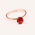 Anello regolabile in oro rosa con zircone rosso rotondo e montatura a quattro griffe - Rosso / Oro rosa