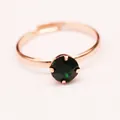 Anello regolabile in oro rosa con cristallo verde rotondo incastonato in una montatura a griffe - Anello da Donna Zirconia Verde / Oro rosa